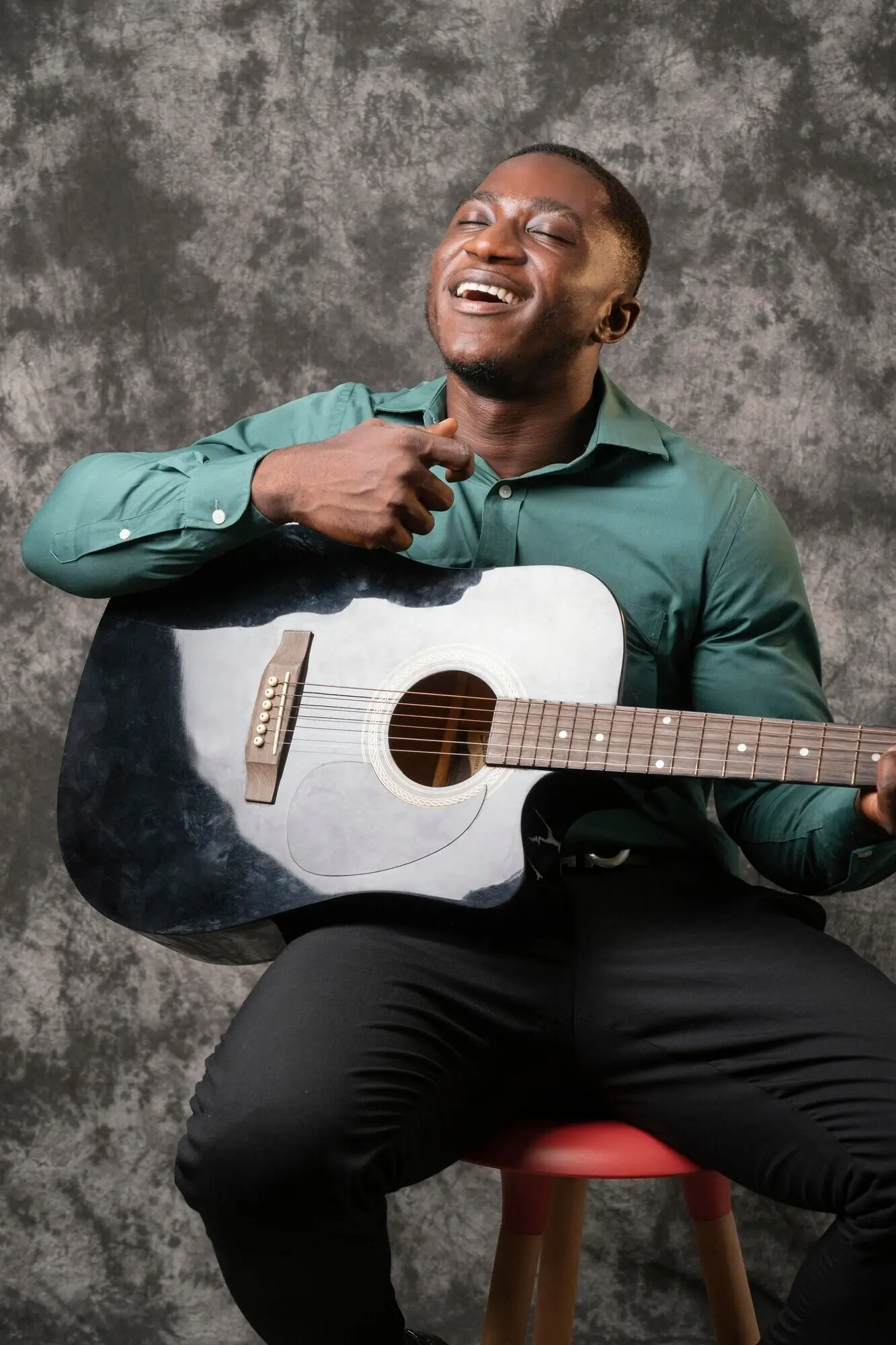 Ein Mann musiziert am Jazz-Tag.