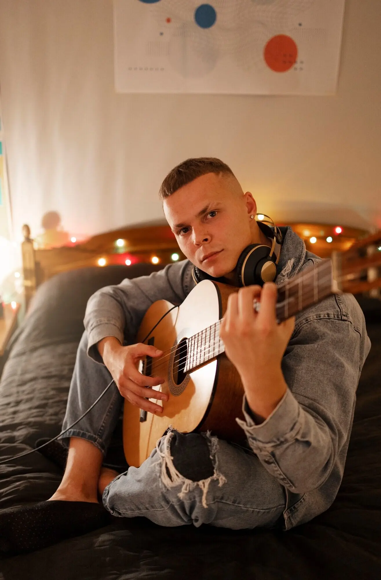 Künstler:in, der/die alternative Bedroom-Pop-Musik kreiert.