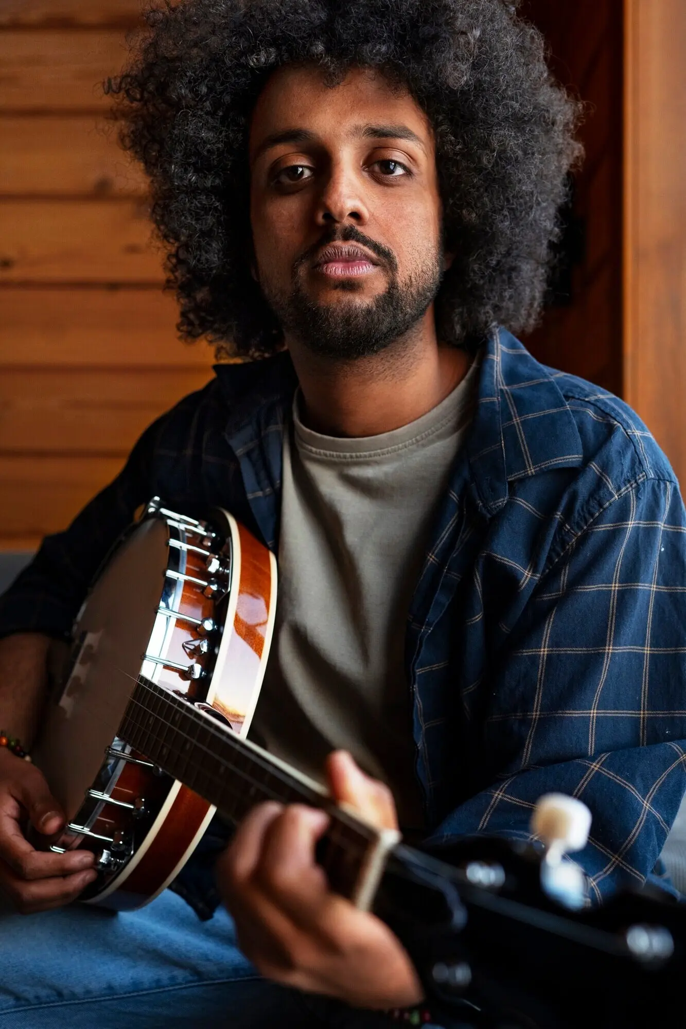 Halbnahe Aufnahme eines Mannes beim Musizieren.